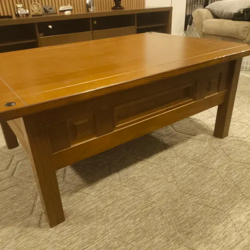 Vendo mesa de centro madeira maciça tampo 80x90cm e altura de 45 cm