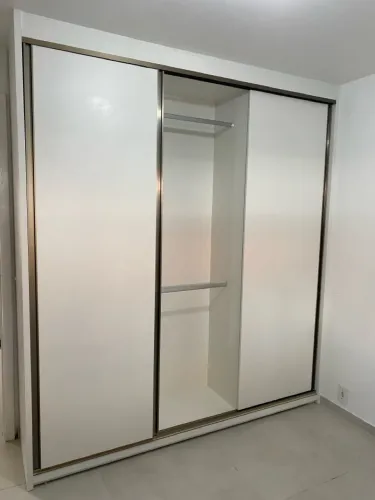 Guarda-Roupa Branco com Portas de Correr
