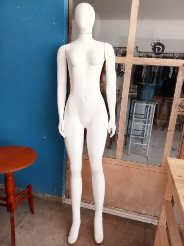Manequim feminino corpo inteiro com 3 braços