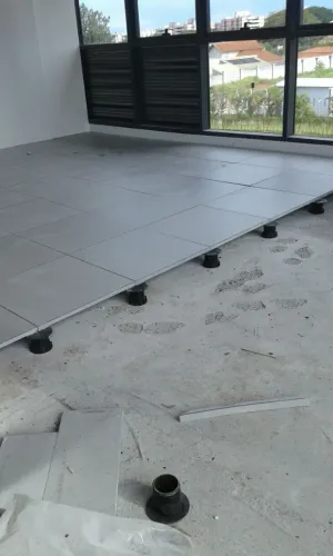 Piso elevado ardósia 60x60x20mm revestido Fórmica PP95 (88m2) + suportes + tomadas Sperone