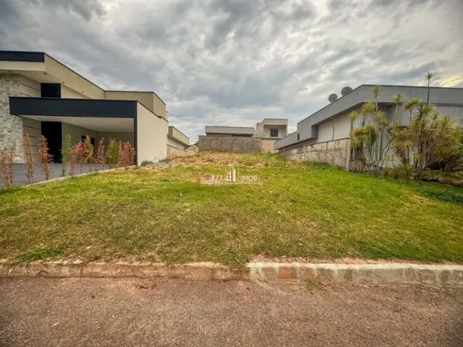 Condomínio Jardim Veneza - Lote com 360,00m² - Lote Quitado e Registrado.