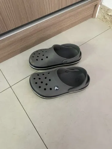 Crocs cinza