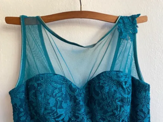 Vestido de festa azul-turquesa com bordado e brilho