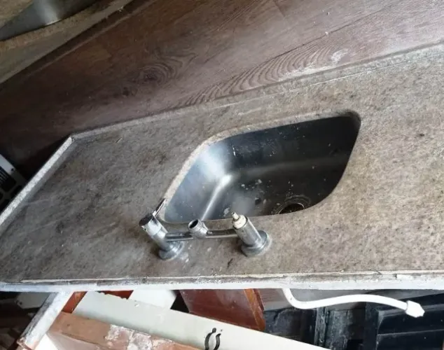 Pia de Granito medindo 0,56 x 1,70