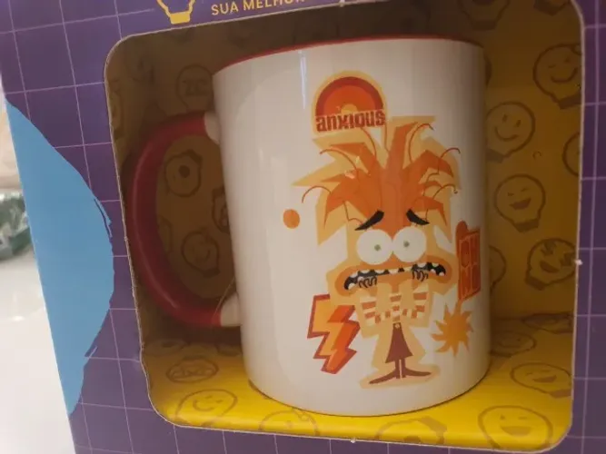 Caneca Cerâmica 350ml Ansiedade Divertidamente 2 Disney Pixar Zona Criativa NOVA NA CAIXA