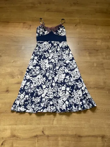 Vestido tam P midi Floral Azul e branco Brenda