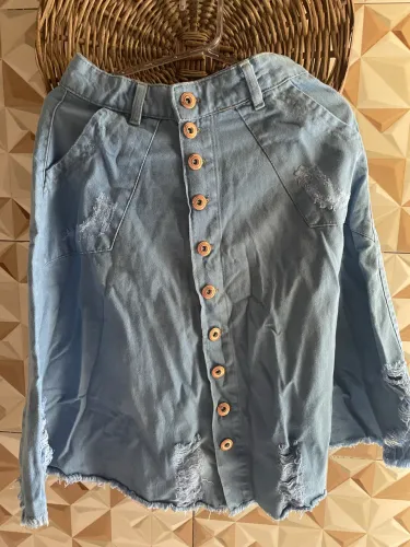 Saia jeans azul com detalhes destroyed