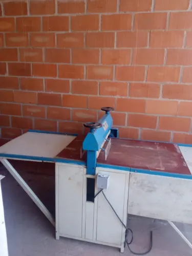 Máquina de corte e vinco