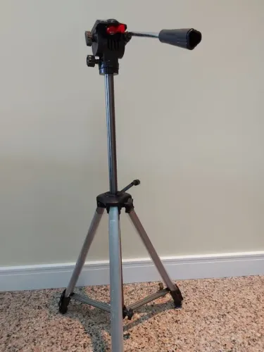 Tripé Mirage - estado de novo - alcança altura 1,54 m