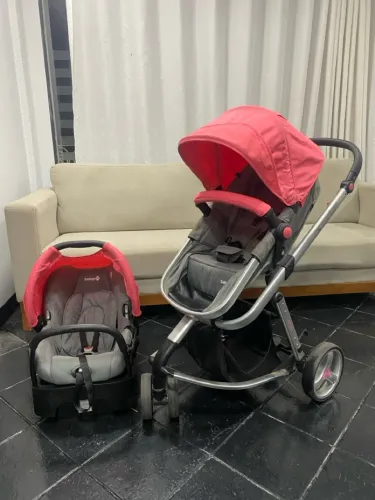 Carrinho de bebê com bebê conforto Safety
