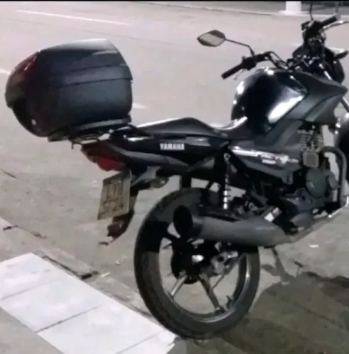 Vendo moto 150 factor, valor 10,500 tudo ok, moto Yamaha cor preta .
