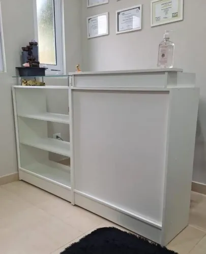 Balcão de atendimento CAIXA + VITRINE C/ TAMPO DE VIDRO branco com prateleiras