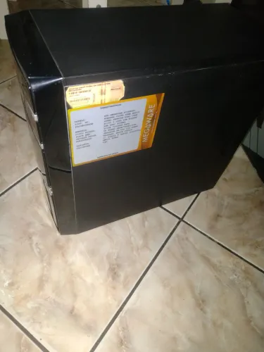 Gabinete já com placa mãe e memória