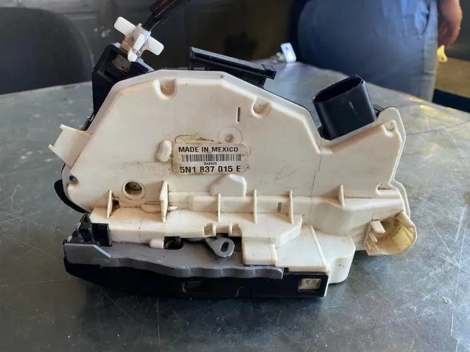 Fechadura Dianteira Esquerda Volkswagen Amarok 2010 A 2019 Original