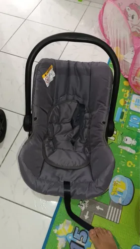 Vendo carrinho de bebê mais bebê conforto 