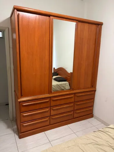 Guarda roupas de madeira ( semi novo )
