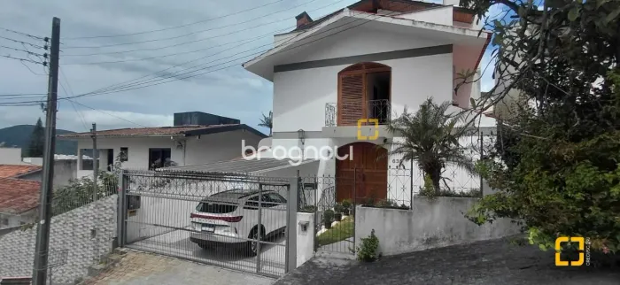 Casa com 3 quartos e piscina na Trindade