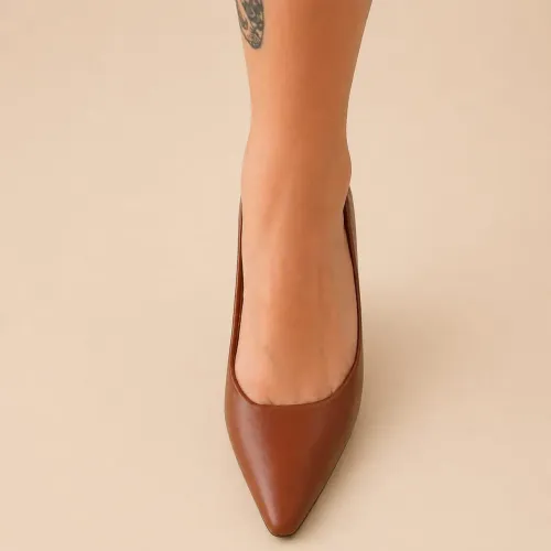 Scarpin caramelo, salto médio. Estilo clássico. 