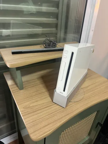 Nintendo Wii Bloqueado com 2 controles e 2 Joy Cons