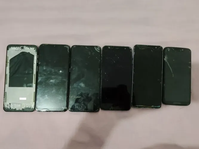 Celulares com telas quebradas