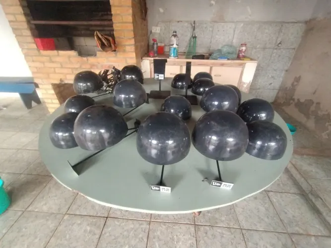 Título: Lote de Expositores de Boné com Suportes Oficiais New Era<br>Preço: R$ 600,00
