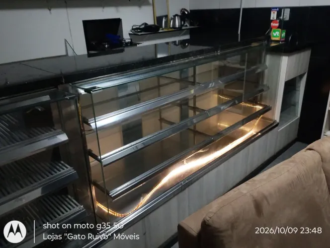 Balcão expositora com caixa e módulo de refrigeração perfeito