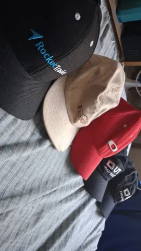 5 bonés..