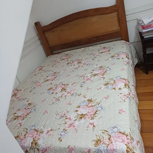 Cama de casal, madeira maciça, com colchao