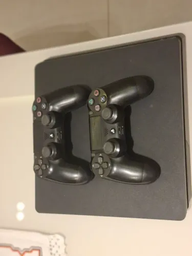 NEGOCIAVEL Playstation 4 com 2 controles e os jogos Horizon zero dawn e Ratchet Clank