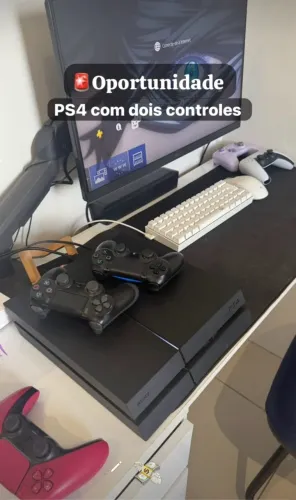 PS4 com dois controles 