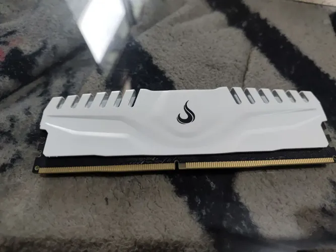 Memória RAM Rise Mode Series Z 8GB DDR4 3200MHz, estado excelente