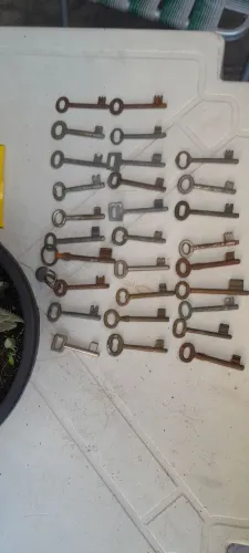 LOTE DE CHAVES ANTIGAS - COLECIONADORES E DECORAÇÃO ?