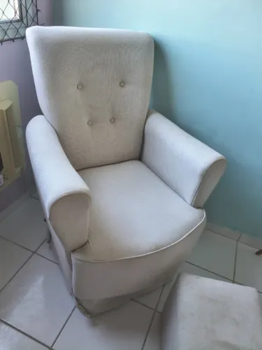 Poltrona de amamentação (baby e Cia), com banco de apoio. 