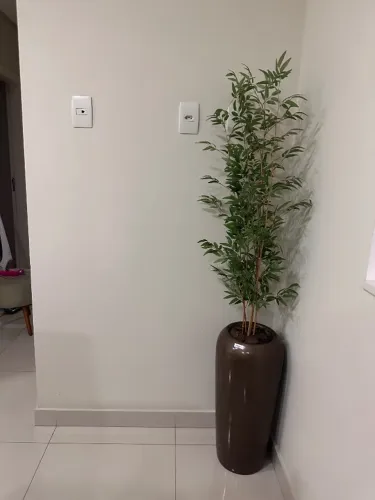Vaso de Fibra de Vidro e Ramo de Bambu