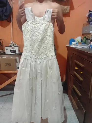 Um vestido branco de menina na faixa de 10 ha 11 anos