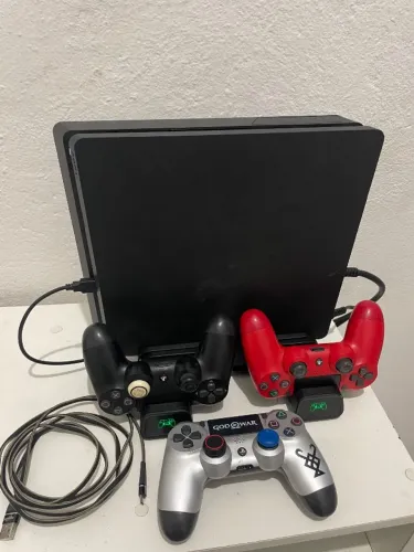 Ps4 Slim 1T 3 controles + suporte carregador e resfriador