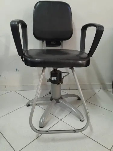Vende-se 2 cadeira para salão  de beleza  ou barbearia. 