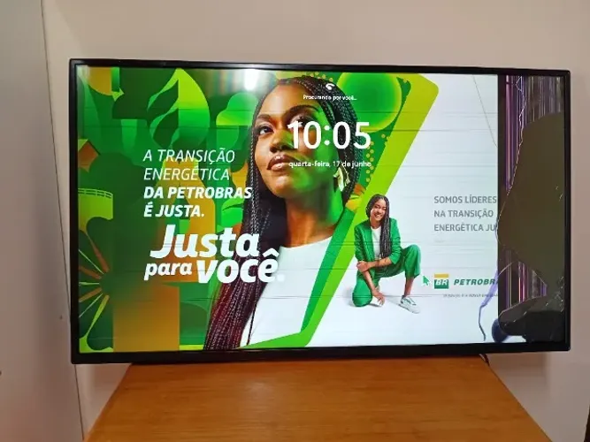 LG 43SM5KE-B 43" Signage Profissional - Liga e Exibe Imagem - Tela Danificada