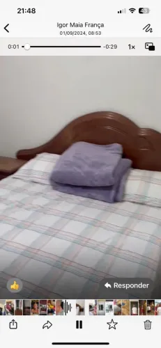 Cama de casal em madeira maciça com criados-mudos embutidos