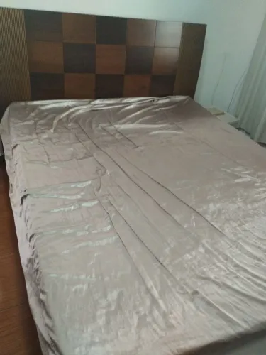 Vendo cama Quem madeira muito boa . Medidas 170 de largura e 1,98 de comprimento