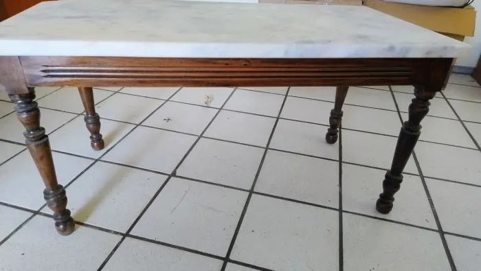 Mesa de centro, estilo colonial com tampo de mármore medindo 80 x 40