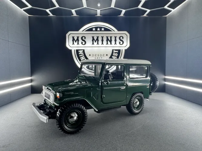 Miniaturas escala 1/24 Jeep Bandeirantes e Willys R$230,00 cada 