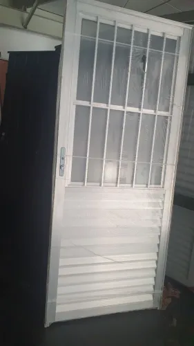 PORTA SOCIAL DE ALUMÍNIO COM VIDRO E GRADE DE 90