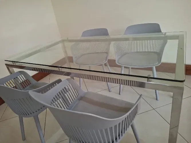 Vendo mesa de jantar sem cadeiras. ? Medidas: Comprimento: 1,60 m Largura: 0,90 m Mesa es