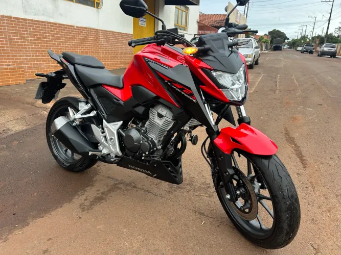 Honda CB300. Twister 