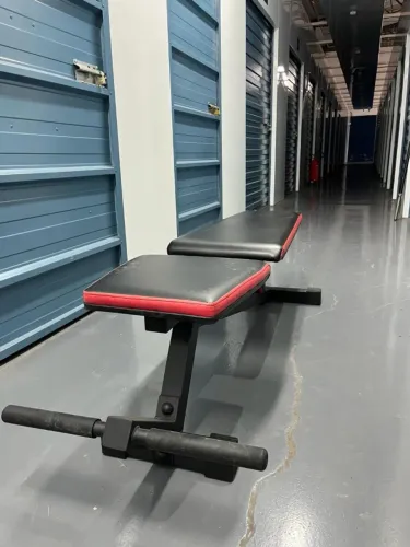 Banco de Musculação Regulável em couro preto com vermelho