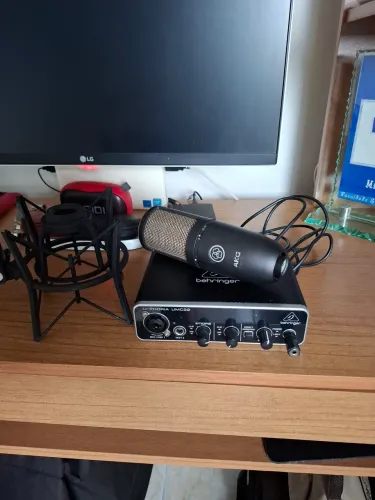 Anuncio de uma interface de audio  beringer e um microfone  akg
