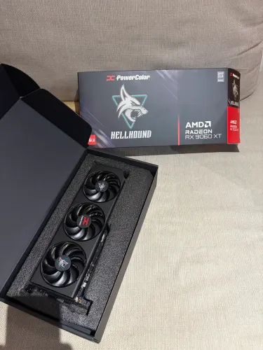 Placa de Vídeo AMD RX 9060 XT 16GB Hellhound (Na Caixa / Estado de Nova)