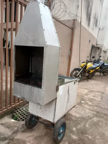 Vende se um carinho de espetinho
