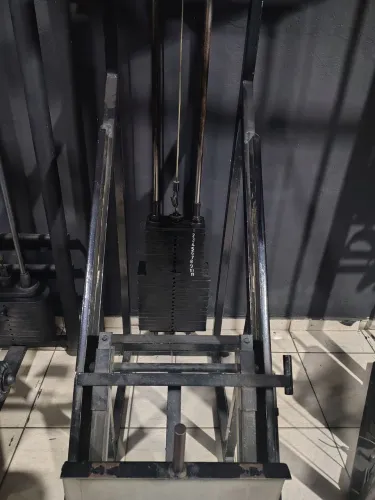 Leg press com 240 kg em placas